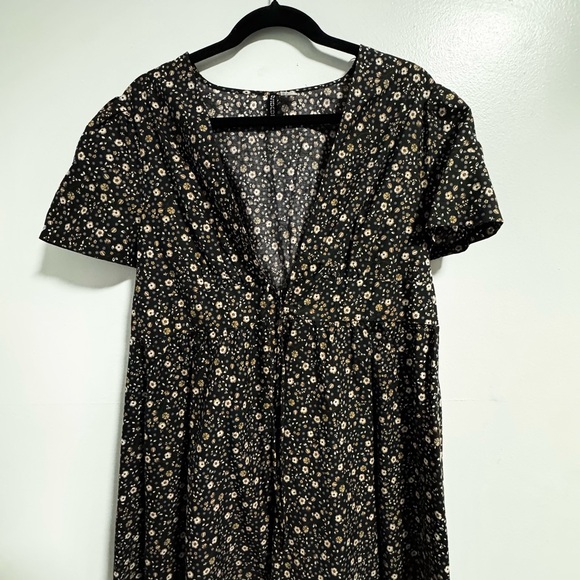 H&M Dresses & Skirts - H&M V neck poplin Black Dress with White and Yellow Floral Pattern